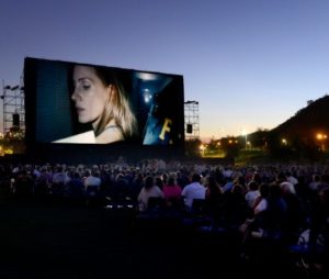 Fin de semana: Cine al aire aire libre, Santiago a Mil y el Globo de Oro