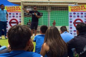 Esteban Paredes firmó en Pudahuel su nuevo contrato con Colo Colo