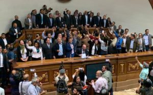 Juan Guaidó entra a la fuerza a la Asamblea Nacional y jura como presidente