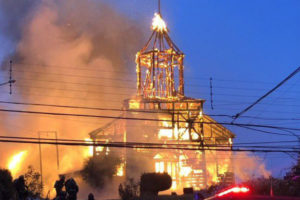 Incendio consumió por completo iglesia San Francisco de Ancud