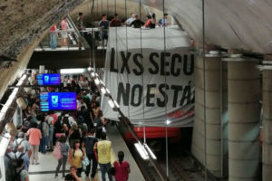 VIDEO | Estación Plaza Egaña estuvo sin servicio por media hora por manifestaciones contra PSU