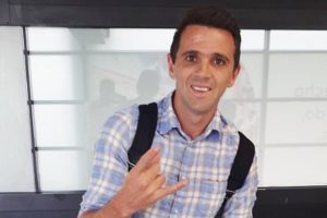 VIDEO | Hinchas de la U recibieron a Walter Montillo en el Aeropuerto de Santiago