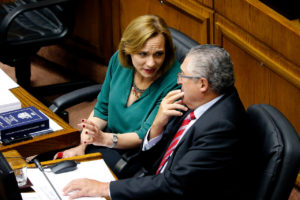 Senador Jorge Pizarro explicó su abstención en acusación constitucional contra intendente y Goic guarda silencio
