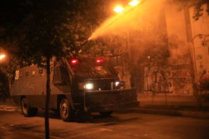 Melipilla: siete carabineros heridos tras intento de saqueo en supermercado