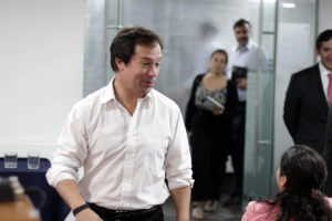 Ministro Palacios desmiente relación con ex diputado Hasbún: 