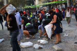 Deportan a ciudadano extranjero que lanzó escombros en Plaza Italia