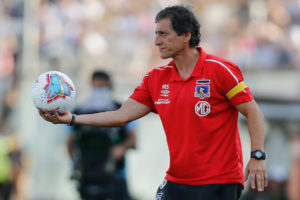 Colo Colo enfrenta a Curicó Unido en un partido decisivo para la continuidad de Mario Salas