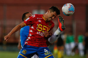 Jugador de Unión Española intentó frenar a su rival lanzándole su zapato