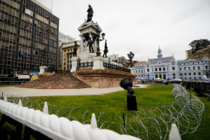 Armada instala alambre de púas en monumento a Héroes de Iquique en Valparaíso