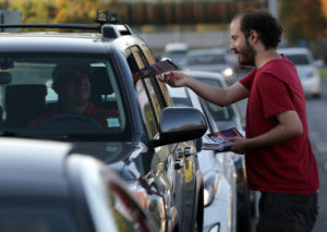 Período oficial de campañas del plebiscito parte con despliegue de partidos y figuras políticas
