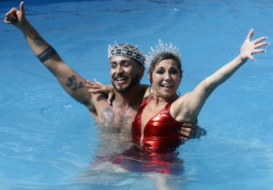 VIDEO | Piscinazo de los reyes de Viña se adelantó ante posibles funas en el Hotel O'Higgins