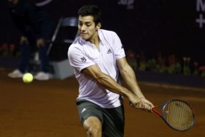 Garin saca adelante sufrido debut y avanza a cuartos en ATP de Santiago