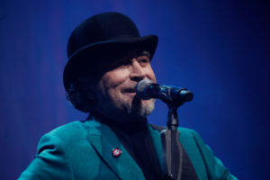 Joaquín Sabina fue operado de urgencia por un hematoma intracraneal tras caer de un escenario