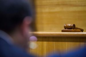 Revocan prisión de imputado por manejar drogado y provocar la muerte de su hijo