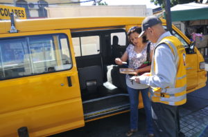 En qué fijarse al elegir y contratar un furgón escolar