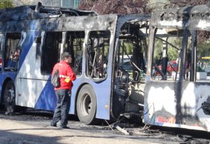 Detienen tres sospechosos por quemar bus del Transantiago en Plaza Italia