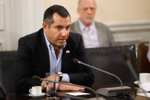 UDI insta a ministro (s) de Agricultura a pedirle disculpas públicas a Gustavo Hasbún
