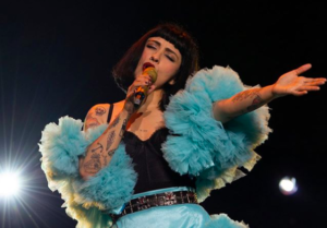 Carabineros solicita a Fiscalía que cite a declarar a Mon Laferte por acusarlos de quemar el Metro