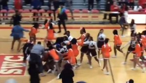 EE.UU.: insólita pelea de cheerleaders durante partido de baloncesto