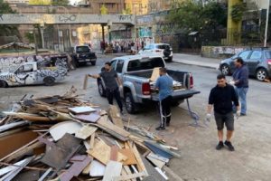 La explicación de la Municipalidad de Santiago tras las viralizadas fotos de camioneta con escombros cerca de Plaza Baquedano