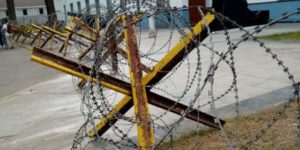 Municipalidad ordenó al Ejército retirar cerco de púas de regimiento en Iquique