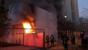Incendio afecta Museo Violeta Parra tras manifestaciones en Plaza Italia