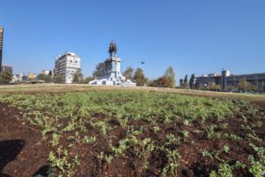 No sólo plantas y pasto: la millonaria restauración de Plaza Baquedano que costeará la Municipalidad de Providencia