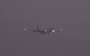 VIDEO | Avión con desperfectos técnicos logra aterrizar de emergencia en Madrid