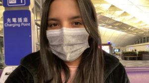 Chilena varada en aeropuerto chino sería aislada en su casa al llegar a Chile