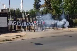 Encapuchados cuelgan lienzos y lanzan bombas de ruido en el Estadio Monumental