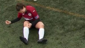 VIDEO | Jugadora se dislocó la rodilla y se la acomodó a golpes para seguir jugando