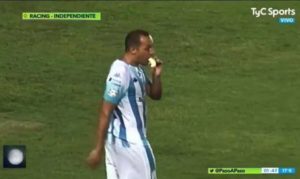 VIDEO | Marcelo Díaz fue captado comiendo un plátano en pleno clásico de Avellaneda