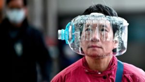Las ingeniosas e improvisadas mascarillas 'Made in China' para combatir el coronavirus