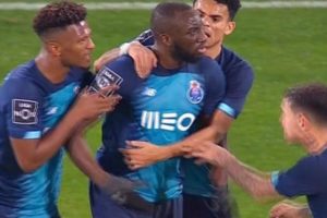 VIDEO | Jugador sufre ataques racistas y abandona el partido sin el apoyo de su equipo