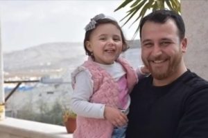 Guerra en Siria: padre e hija que se reían de las bombas consiguieron refugio en Turquía