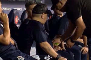 VIDEO | Maradona recibió unas pastillas en pleno partido y generó suspicacias en redes sociales