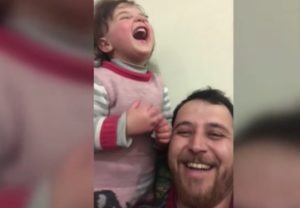 Guerra en Siria: padre crea juego para que su hija no se asuste con las bombas
