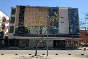 Denuncian que desconocidos pintaron la fachada del Teatro UC pese a acuerdo con Ñuñoa
