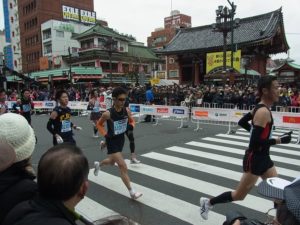 Maratón de Tokio deja fuera a los corredores aficionados por temor al coronavirus