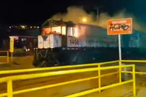 VIDEO | Apedrearon e incendiaron tren en movimiento en Antofagasta