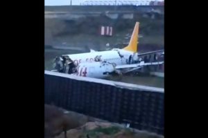Avión con 177 pasajeros sale de la pista y se parte en tres en Turquía