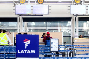 Pilotos de LATAM reducirán sus sueldos en 50% para evitar despidos