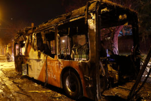Desconocidos incendiaron bus del Transantiago en la comuna de La Granja