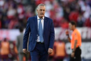 Gustavo Alfaro se baja de la carrera para dirigir a Colo Colo