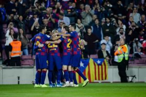 Arturo Vidal y sus compañeros del FC Barcelona se rebajarán el sueldo en un 70%