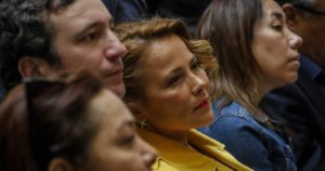 Cathy Barriga transmite funeral de víctima por coronavirus en redes sociales