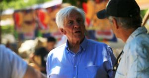 Alcalde de Vitacura cierra botillerías tras denuncias de fiestas durante cuarentena total