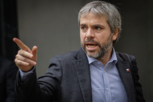 Ministro Blumel condena agresión de carabinero a adulto mayor y asegura que hubo 