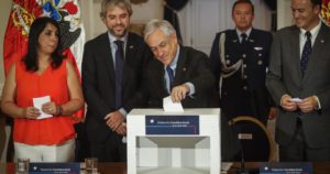 Piñera promulgó reforma constitucional que posterga el plebiscito