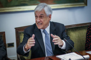 Aprobación de Presidente Piñera llega al 14% y Lavín supera a Kast como aspirante a La Moneda
